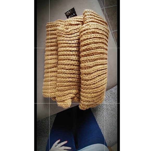 { WILA } Chunky Knit Infinity Scarf - Picture 3 of 6